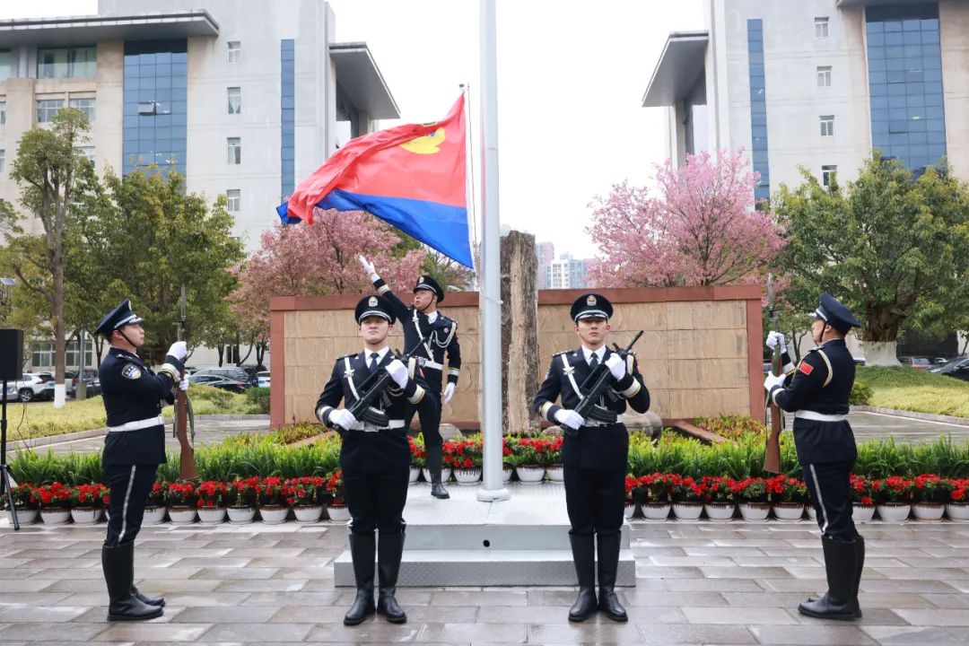 胡大鹏参加庆祝第五个中国人民警察节升警旗活动